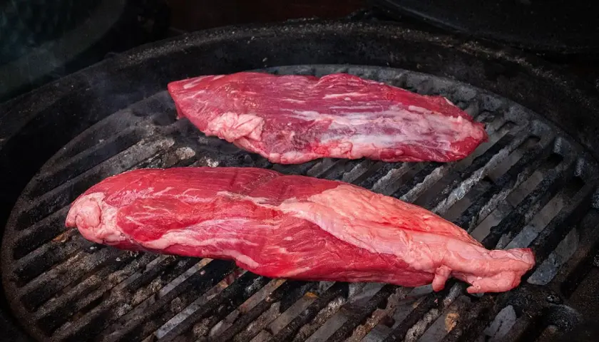 Zwei saftige Teres Major Steaks brutzeln auf dem Grill. Perfekt für ein sommerliches teres major grillen.