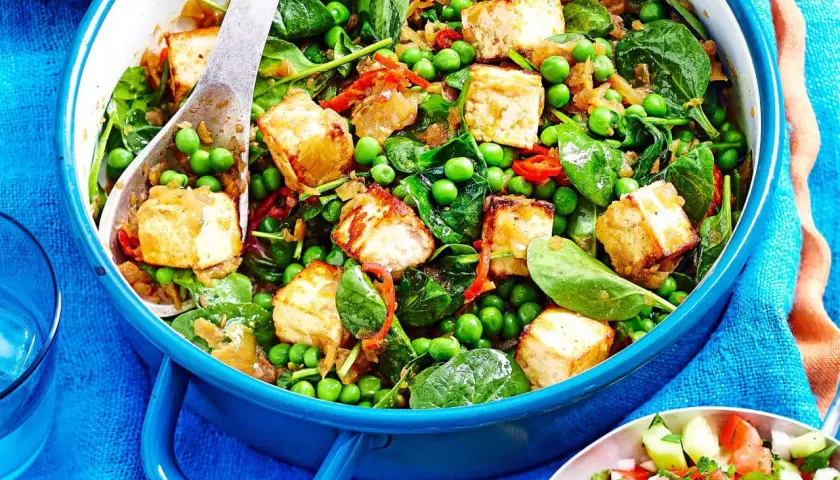 Herzhaftes Gericht mit gebratenem Tofu, Spinat und Erbsen. Perfekt für kalorienarme Rezepte, die satt machen und schmecken.