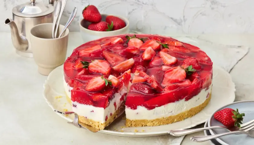 Eine einfache Torte mit frischen Erdbeeren und rotem Tortenguss, die Lust auf Sommer macht.
