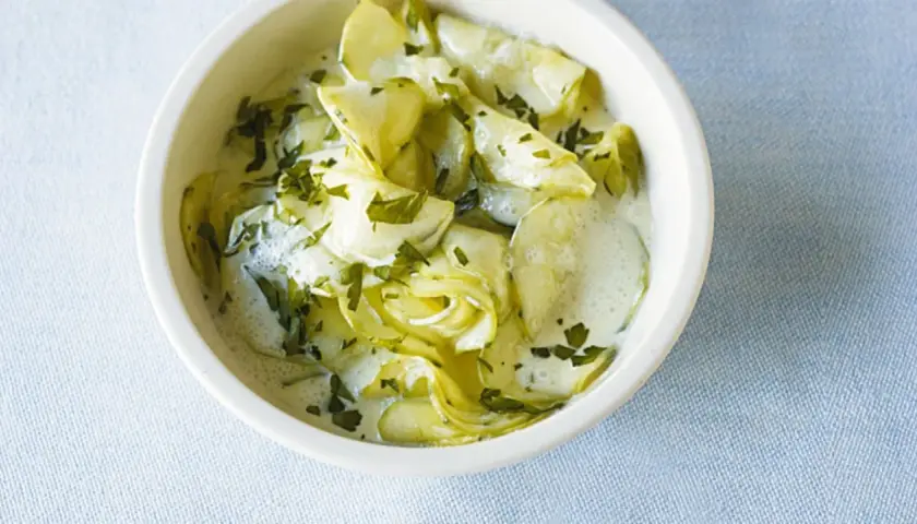 Cremiger Gurkensalat mit frischer Petersilie, ein einfaches Gericht aus vielen Rezepten mit Gurken.