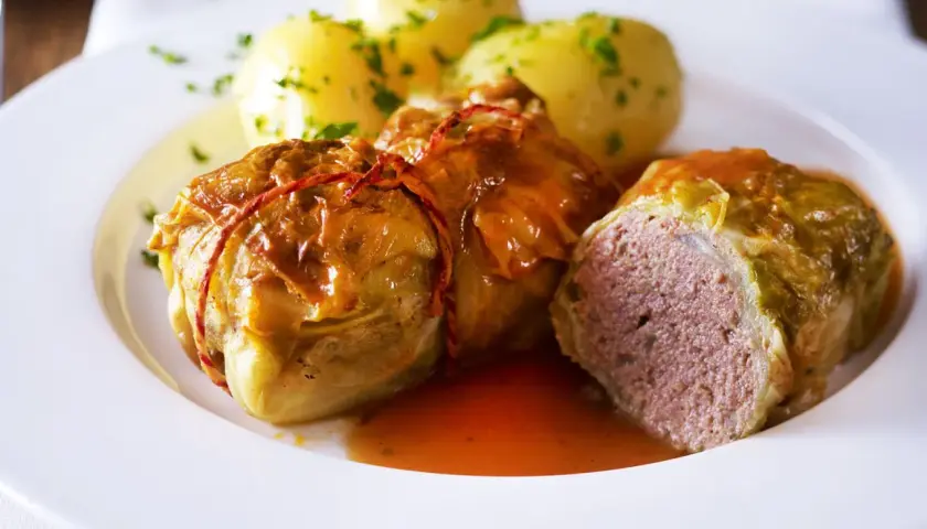 Kohlrouladen mit Kartoffeln und Sauce, ein leckeres Kohlrouladen Rezept, das Appetit macht.