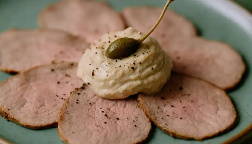 Dünne Scheiben Kalbfleisch, garniert mit einer cremigen Sauce und Kapern. Ein klassisches Vitello Tonnato Rezept.