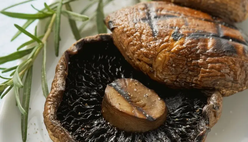 Saftige, gegrillte Champignons mit Rosmarin und grobem Salz. Perfekt für ein sommerliches BBQ.