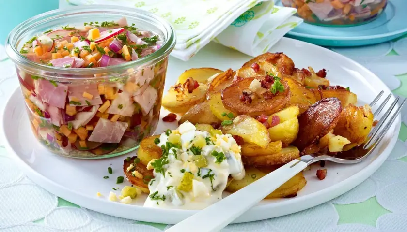 Bratkartoffeln mit Ei-Remoulade und einem Glas voller **vergessene Rezepte aus Omas Zeiten**: deftiger Wurstsalat mit Radieschen und Zwiebeln.