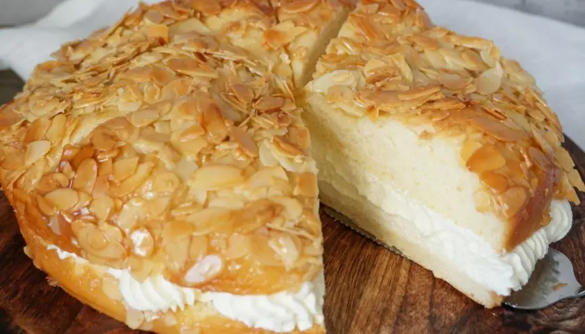 Ein köstlicher Bienenstich Kuchen mit viel Mandel-Topping und einer luftigen Sahnefüllung. Dieses Bienenstich Rezept sieht zum Anbeißen aus!