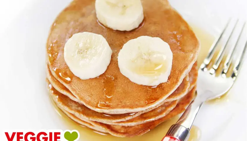 Leckere, fluffige bananen pancakes ohne ei, garniert mit Bananenscheiben und Sirup. Ein Genuss für jeden Morgen!
