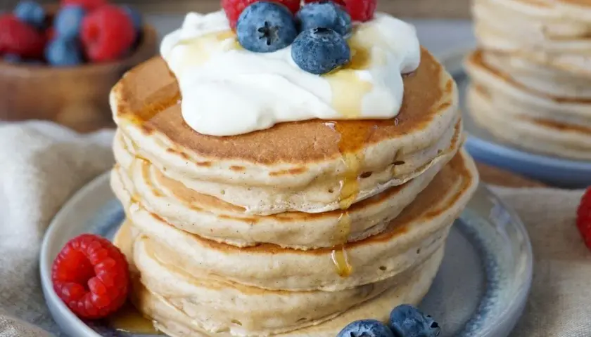 Leckere Bananen Pancakes mit Joghurt, Beeren und Honig. Ein Traum für jedes Baby!