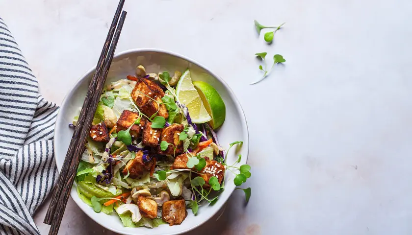 Schüssel mit knusprigem Tofu, knackigem Gemüse und Cashewkernen – eine köstliche Inspiration für Tofu-Rezepte.