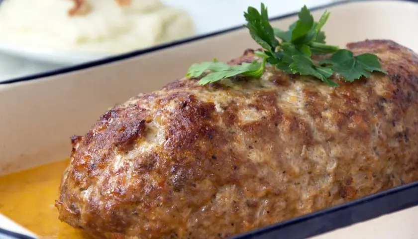 Saftiger Hackbraten, frisch aus dem Ofen, mit Petersilie garniert. Ein tolles Hackbraten Rezept für die ganze Familie.