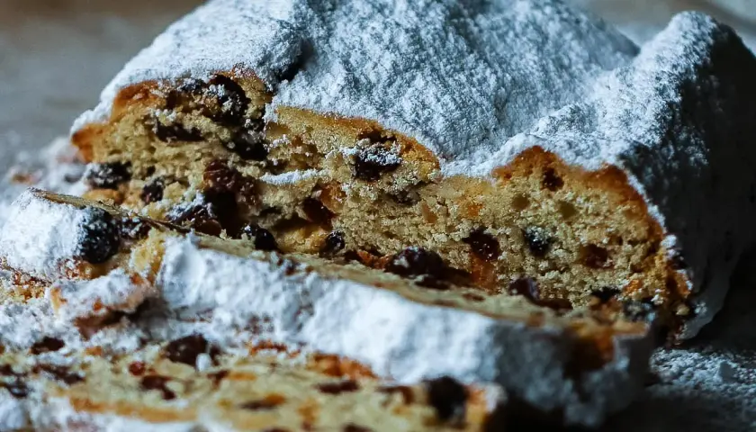 Saftiger Stollen mit Rosinen, bedeckt mit Puderzucker. Ein perfektes Rezept für Weihnachten.