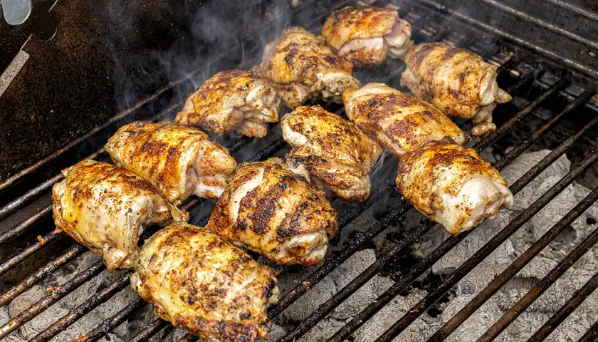 Saftige Hähnchenschenkel garen auf dem Grill. Perfekt für pollo fino rezepte, mit rauchigen Aromen und goldbrauner Kruste.