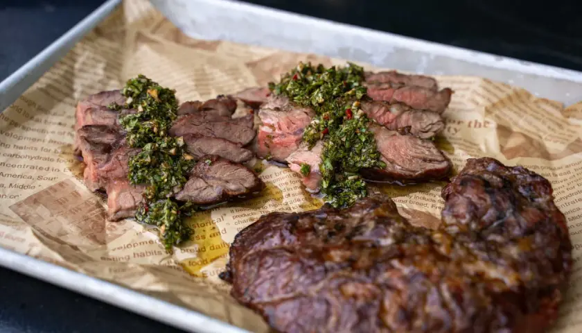 Saftiges Spider Steak, perfekt gegrillt und mit frischer Kräutersauce belegt. Ein Genuss für jeden Grillmeister!