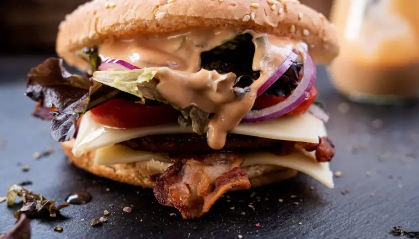 Saftiger Burger mit Käse, Speck und einer cremigen, **big tasty bacon sauce** – ein unwiderstehliches **rezept** für Genießer.