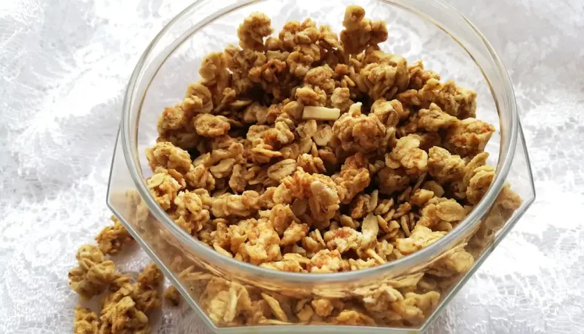 Knuspriges selbstgemachtes Granola im Glas. Ein köstliches Rezept für den perfekten Start in den Tag.