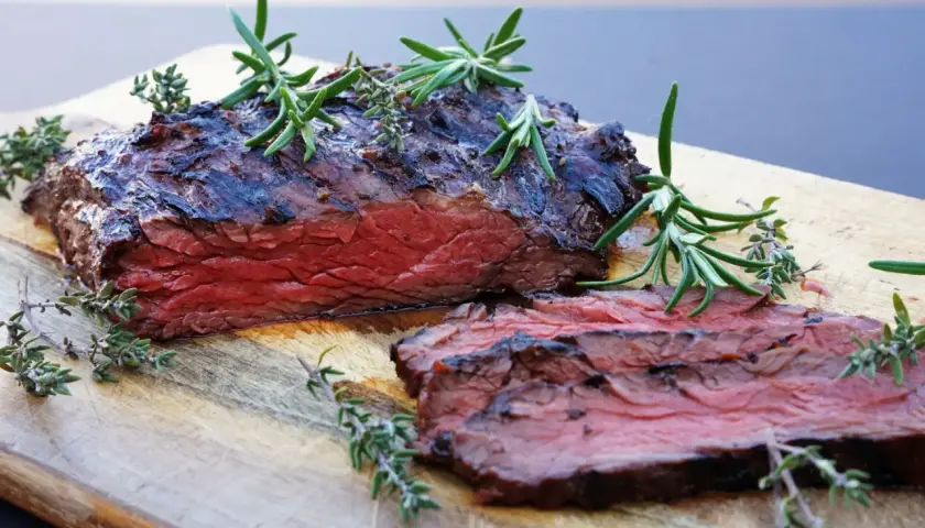 Saftiges, medium-gebratenes Steak mit Kräutern garniert. Perfekt für die beste Steak Marinade.