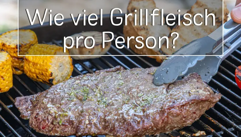 Ein saftiges Steak und Maiskolben auf dem Grill. Die Frage "Wieviel Grillfleisch pro Person?" wird hier visuell beantwortet.