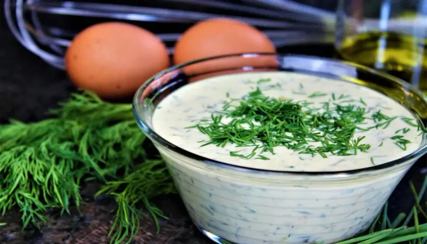 Frische Remoulade mit Dill und Schnittlauch, zubereitet mit Eiern und Öl. Ein einfaches Remoulade Rezept.