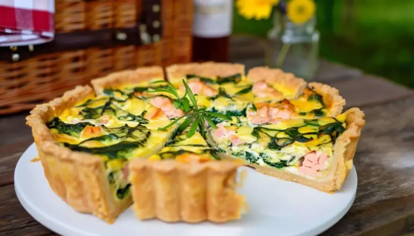 Herzhaftes Lachs-Spinat-Quiche-Rezept, perfekt für ein Picknick.