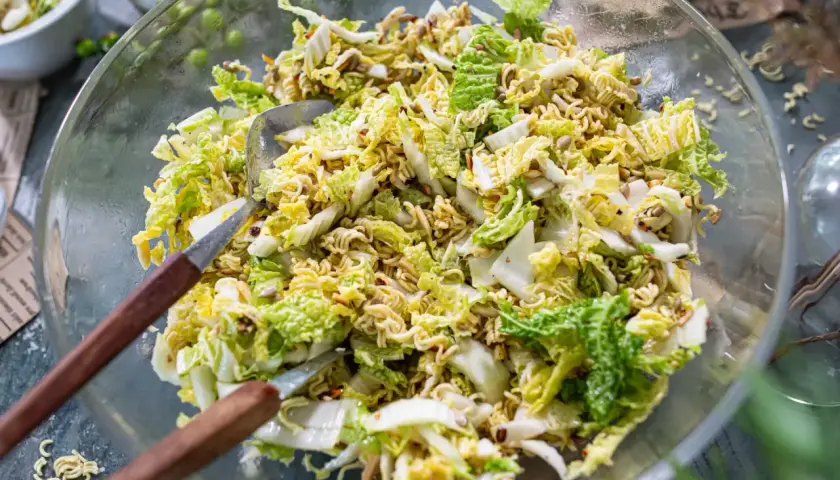 Yum yum, ein knackiger Chinakohlsalat mit Nudeln und Sonnenblumenkernen, bereit zum Servieren.