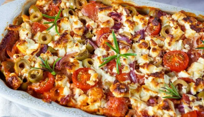 Herzhaftes Auflaufgericht mit Tomaten, Oliven, Zwiebeln und Feta. Perfekt für schnelle Gerichte aus dem Ofen, wenn es mal schnell gehen muss.
