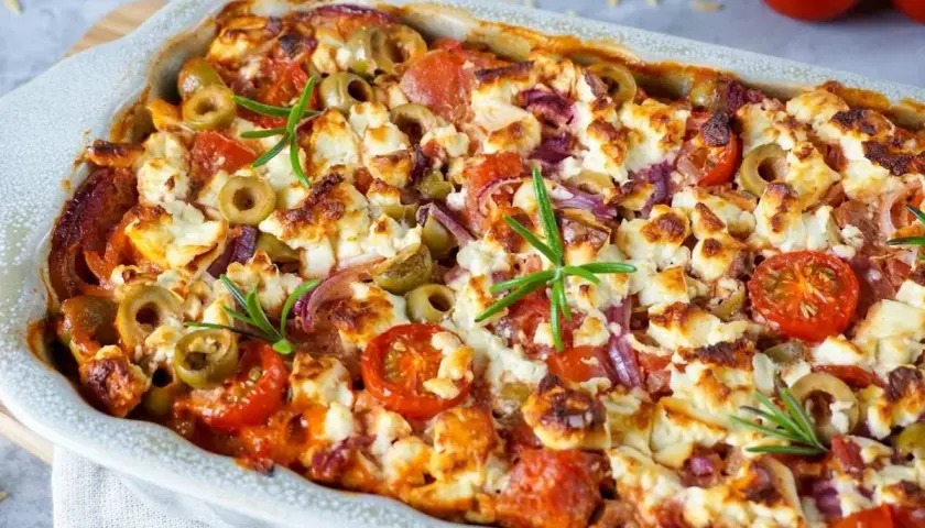 Ofengericht mit Feta, Oliven und Tomaten, perfekt als partyrezepte aus dem ofen zum vorbereiten.
