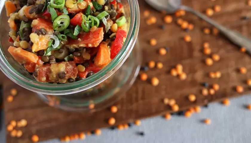 Bunter Linsensalat mit Paprika und Frühlingszwiebeln, eine köstliche Idee für Linsen Rezepte.