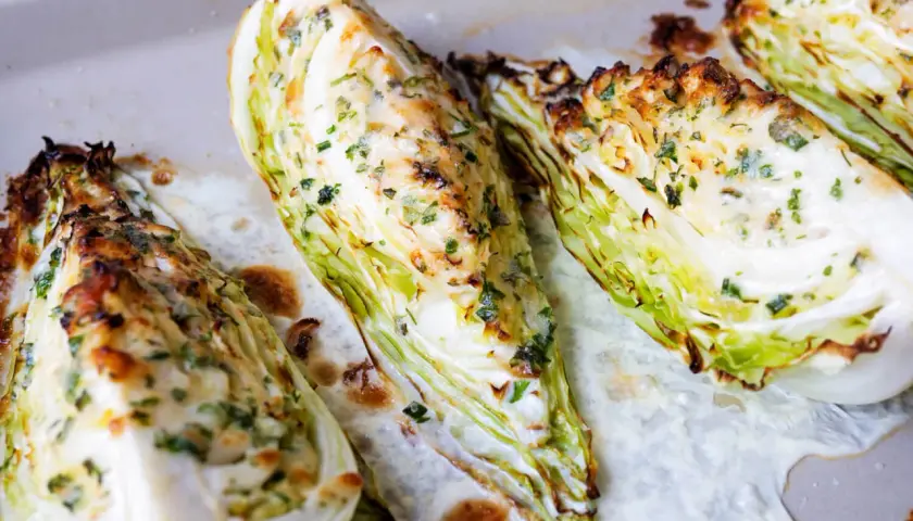 Geröstete Spitzkohl-Wedges mit Kräutern und Käse. Ein einfaches und leckeres Gericht, perfekt für spitzkohl rezepte einfach.