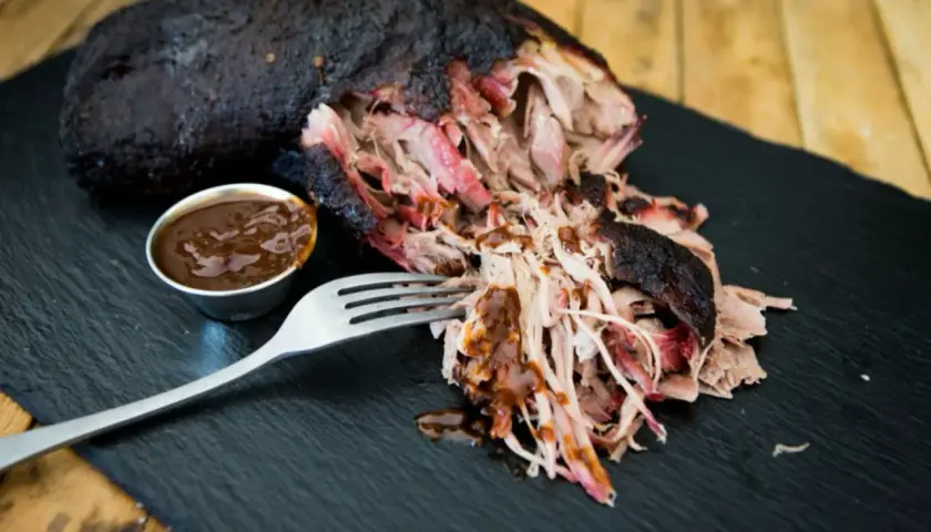 Pulled Pork selber machen ist einfach! Zartes, rauchiges Fleisch mit BBQ-Sauce, bereit zum Genießen.