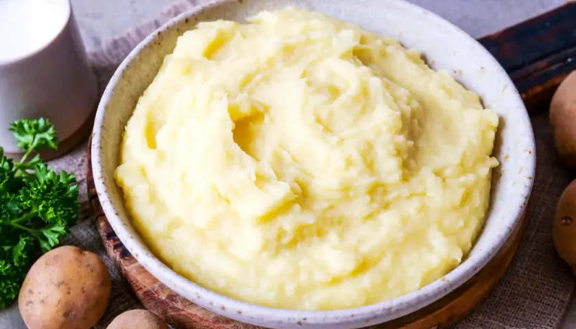 Cremiger Kartoffelbrei, perfekt für jedes Kartoffelbrei Rezept. Dazu ein Krug Milch und frische Petersilie.