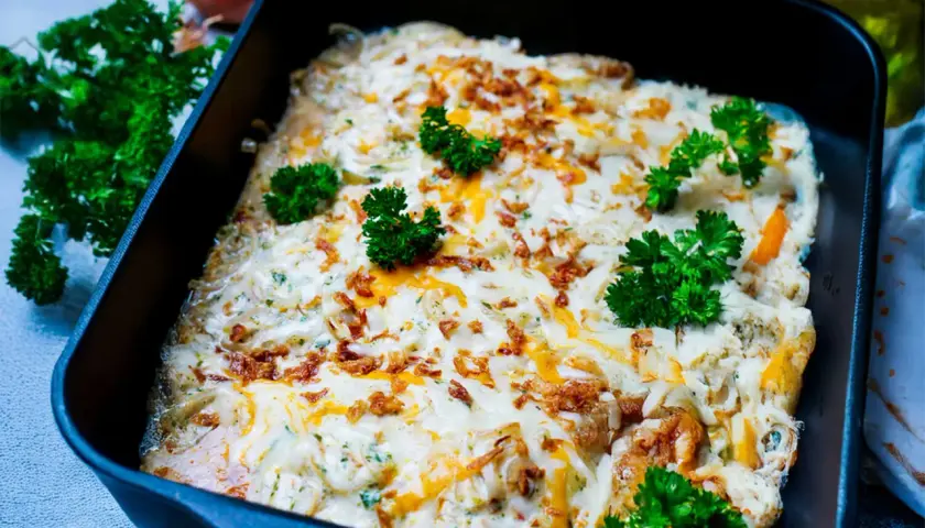 Zwiebel Sahne Schnitzel überbacken mit Käse und garniert mit Petersilie.