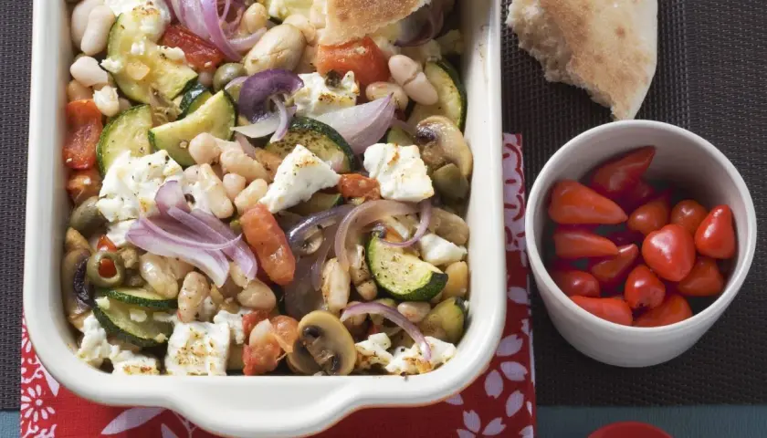 Gebackenes Gemüse mit weißen Bohnen, Feta und Brot. Ein leckeres dicke bohnen rezept für den Sommer.