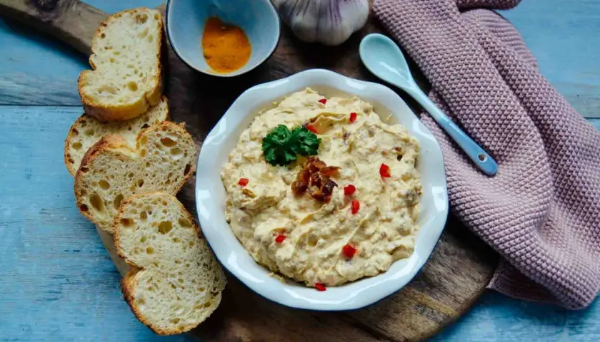 Cremiger Curry Dattel Dip mit Brot, Knoblauch und Gewürzen. Perfekt zum Dippen und Genießen.