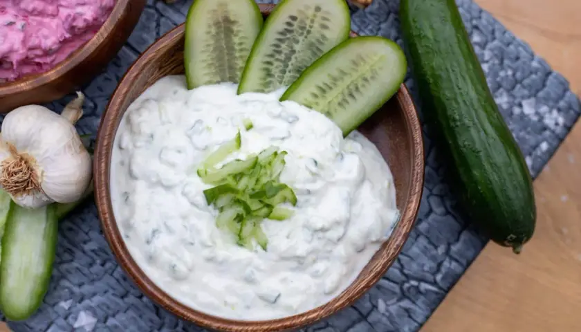 Ein cremiges Tzatziki-Rezept, original griechisch, mit frischen Gurkenscheiben und Knoblauch.