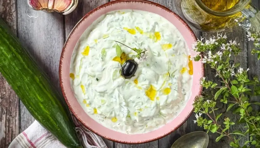 Ein cremiges **Zaziki Rezept Original** mit Gurken, Dill und Olivenöl. Dazu frischer Knoblauch und Oregano.