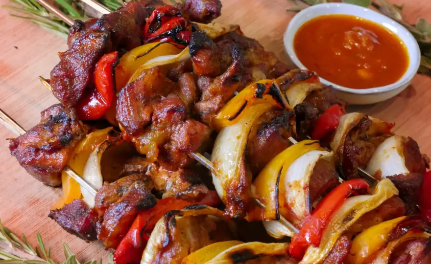 Schaschlik selber machen - saftig vom Grill oder aus dem Ofen