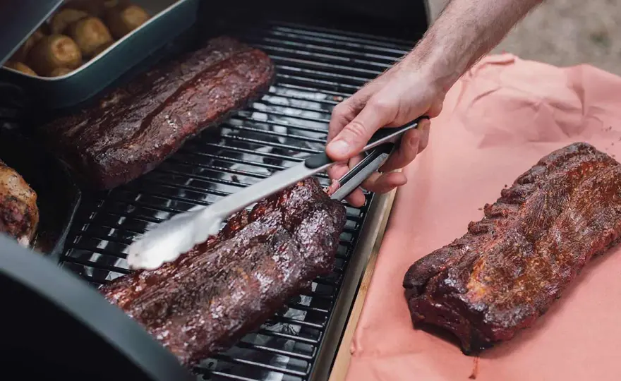 Spareribs mit Butcher Paper richtig wickeln und garen