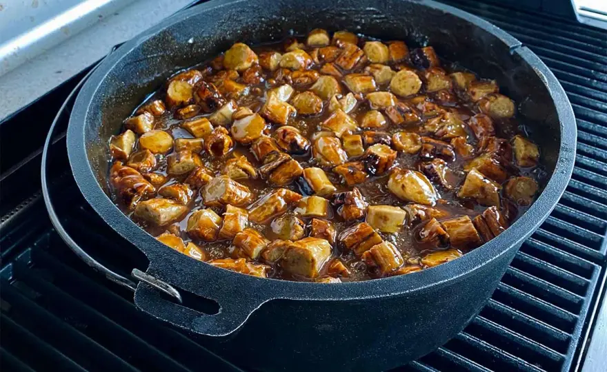 Currywurst im Dutch Oven mit sämiger Sauce vom Grill