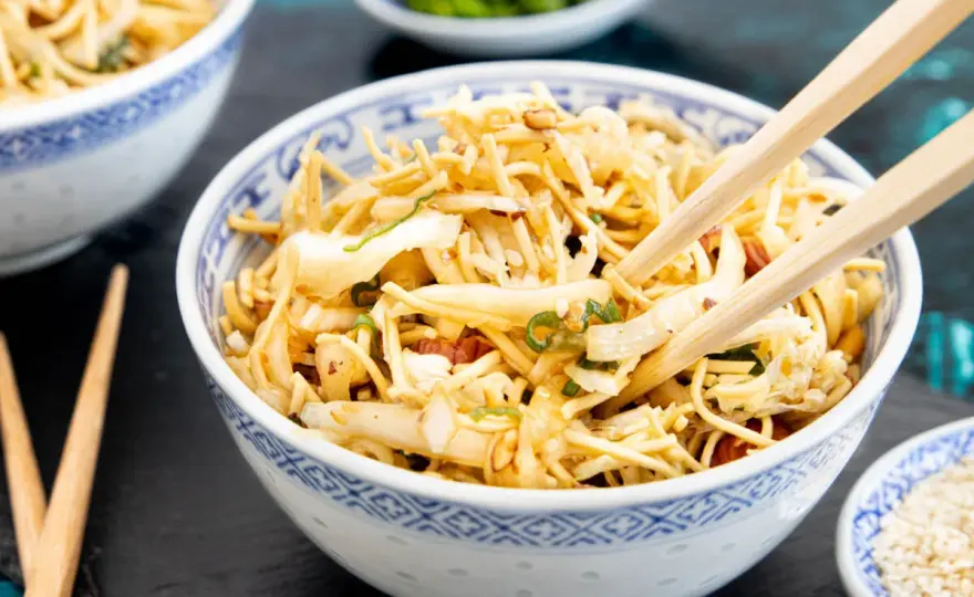 Friss-dich-dumm-Salat mit Chinakohl und Mie-Nudeln