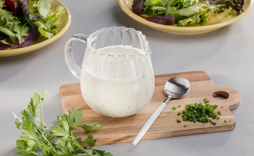 Ranch-Dressing selber machen - cremig, würzig und vielseitig