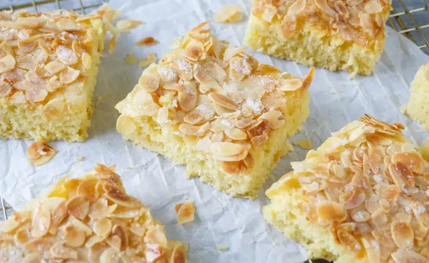 Saftiger Buttermilchkuchen vom Blech - einfaches Rezept