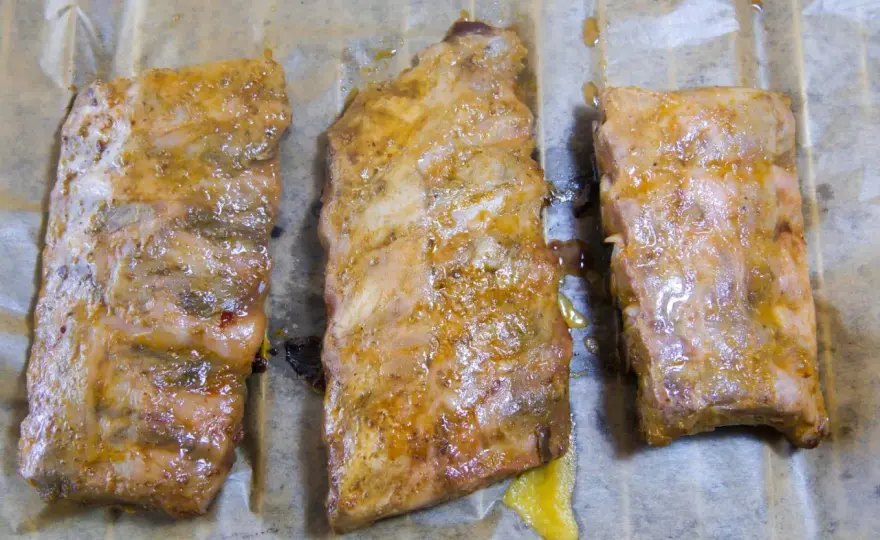 Spareribs sous vide zubereiten - Temperatur, Zeit und Grill-Finish