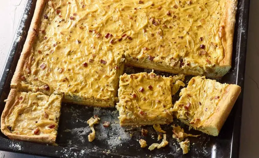 Zwiebelkuchen vom Blech mit Hefeteig und Speck