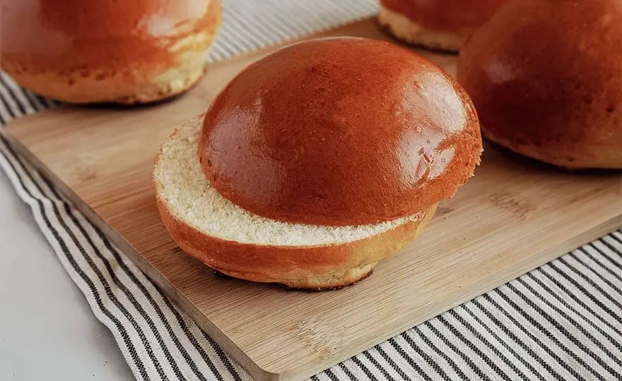 Brioche-Buns selber backen für perfekte Burger
