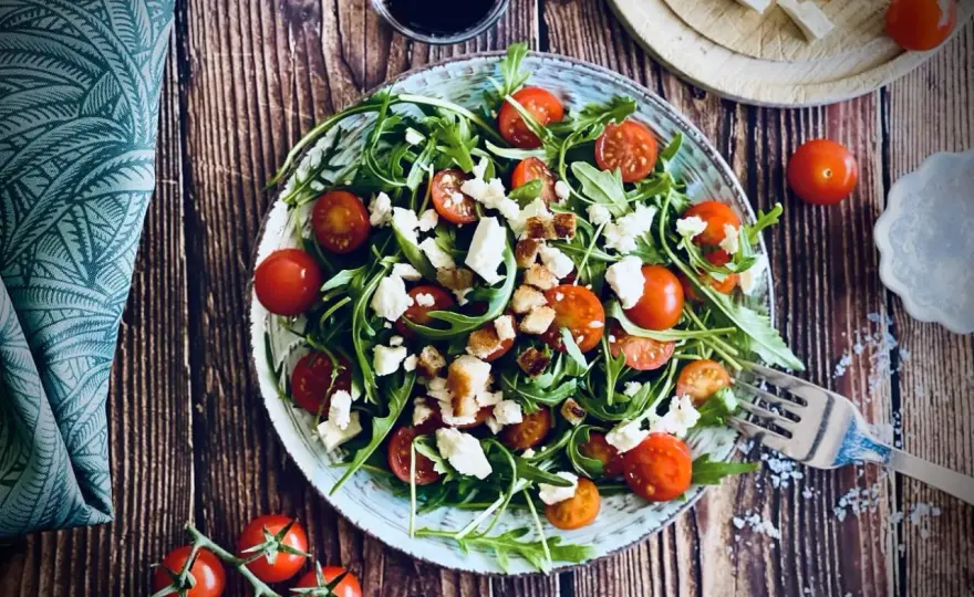 Rucola-Salat mit Kirschtomaten und mildem Dressing