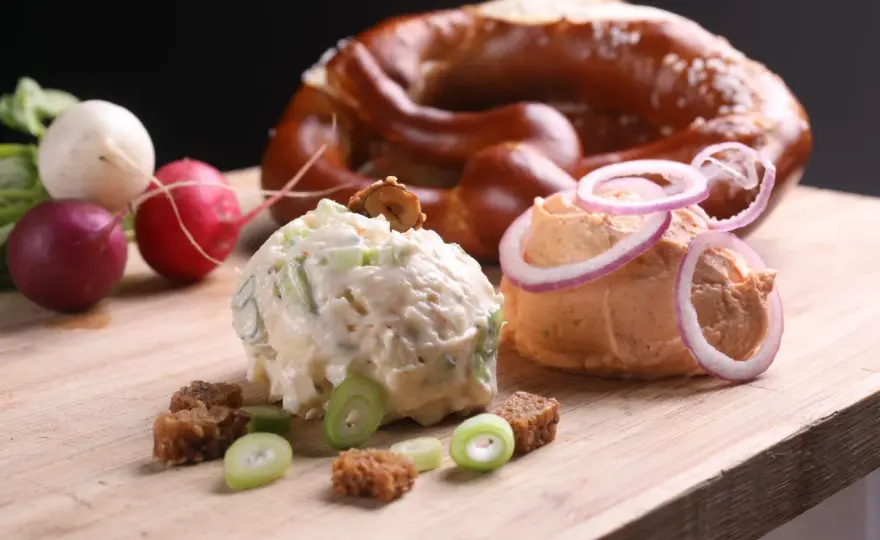 Cremiger Obazda mit Camembert - so gelingt die Brotzeit