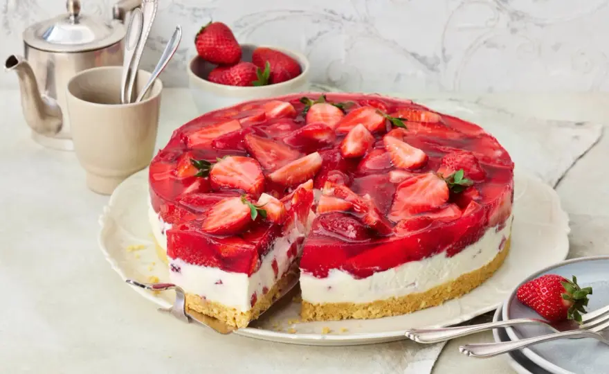 Schnelle Torte ohne Backen mit Keksboden und Beeren
