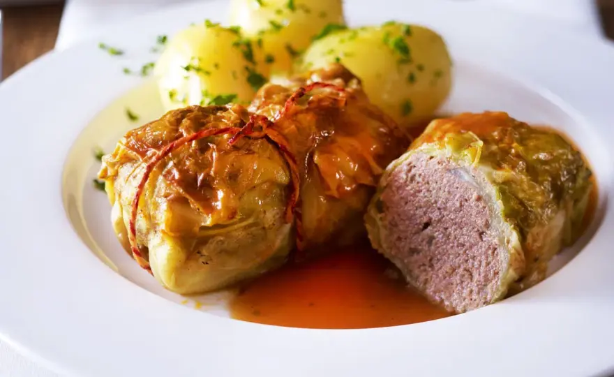 Kohlrouladen mit Hackfleisch zart und saftig schmoren