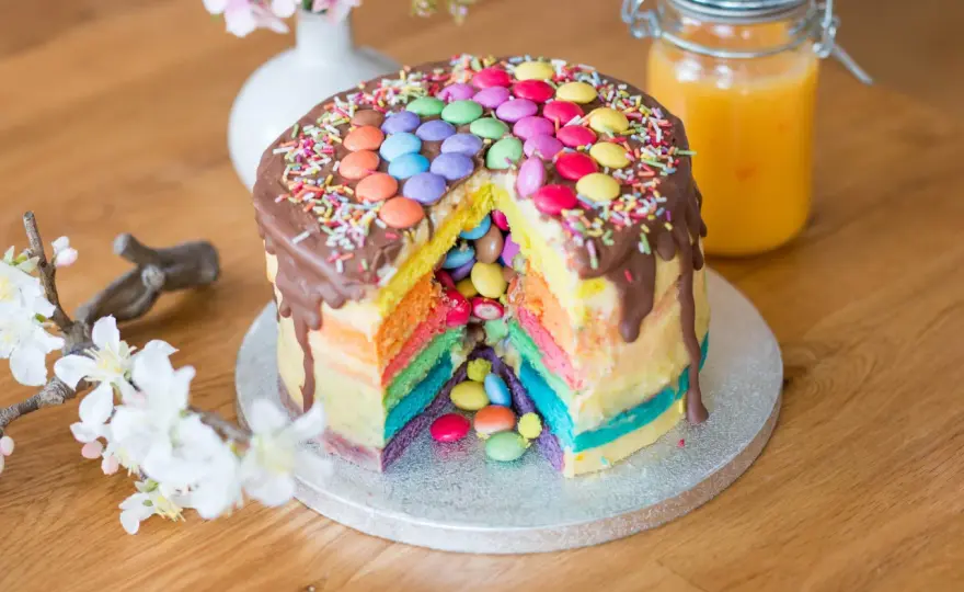 Smarties-Kuchen backen und bunt dekorieren