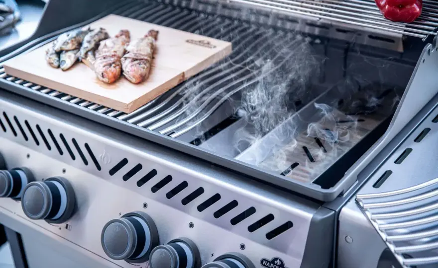 Smoken im Gasgrill mit Räucherbox und indirekter Hitze