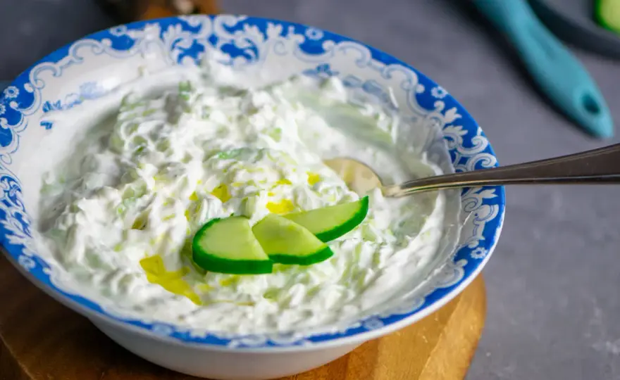 Cremiges Tzatziki-Rezept mit Gurke und Knoblauch